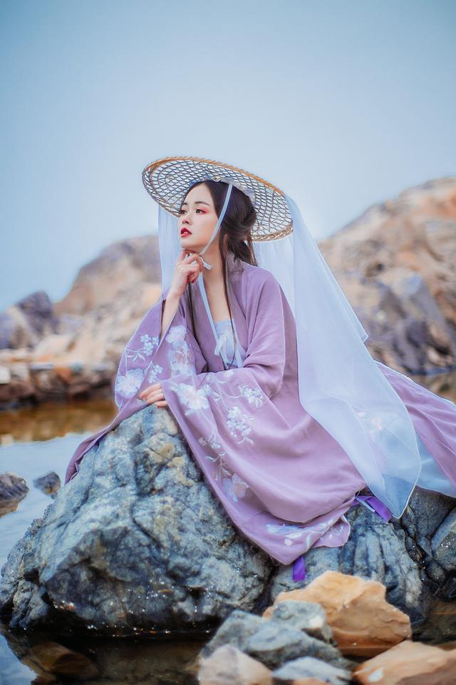 易倍体育 EMC易倍给大孙子10000压岁钱小孙子分文没有儿媳当场翻脸我错了吗(图14)