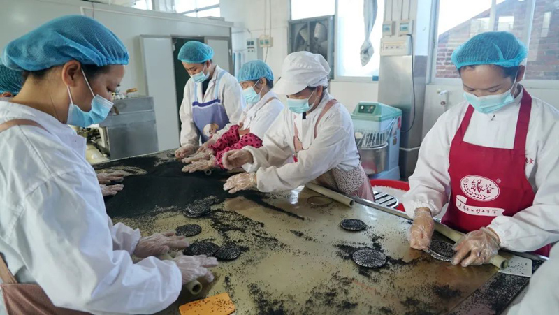 EMC体育 EMC易倍体育横州市：年货生产加工忙(图1)
