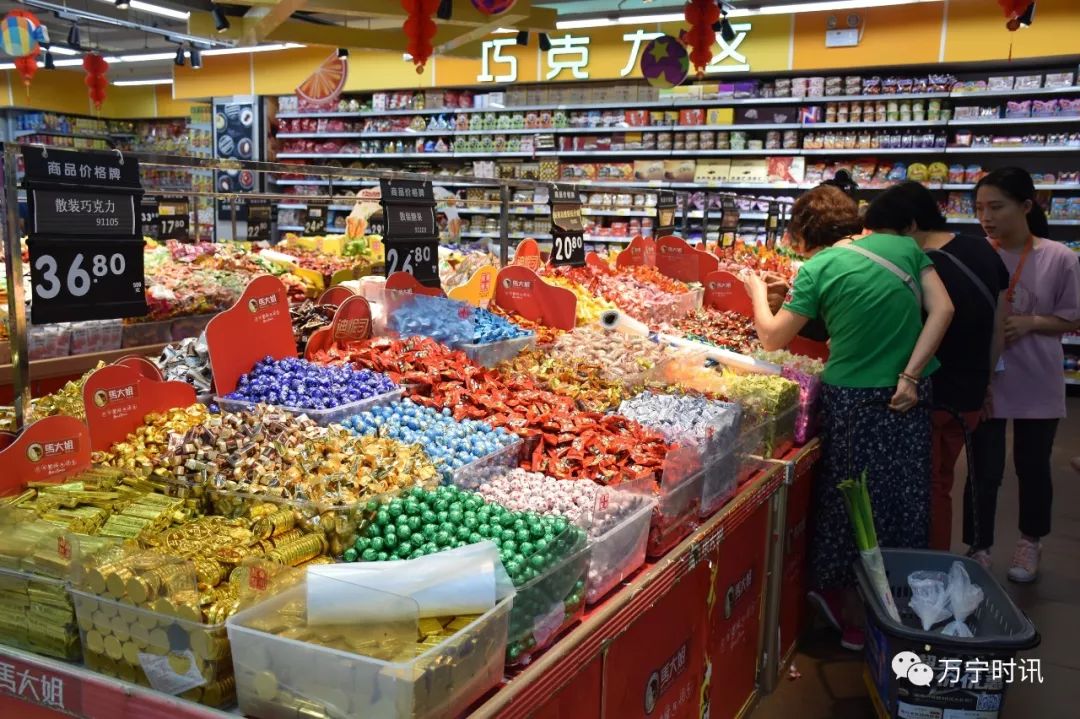 万城年货市场货源足 市民选购EMC体育 EMC易倍体育迎来高峰期(图4)