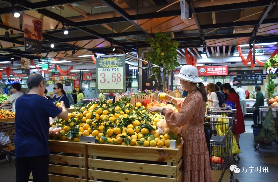 万城年货市场货源足 市民选购EMC体育 EMC易倍体育迎来高峰期(图3)